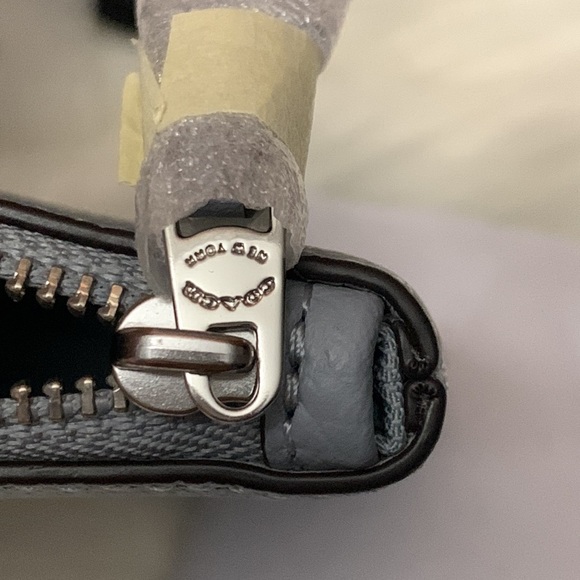 💫💫Spanking Brand NEW / Never Used💫💫
COACH Small Wristlet🖤🩶 - Picture 10 of 14